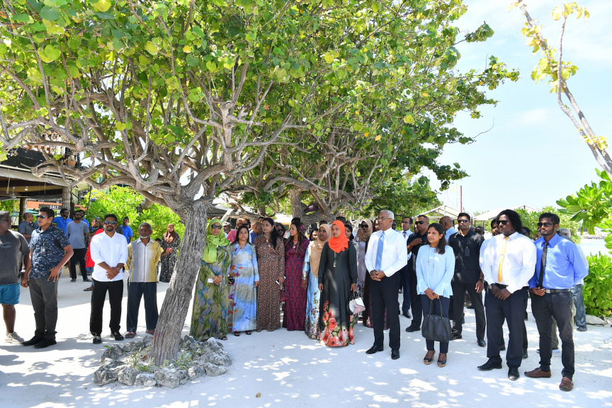 ރައީސުލްޖުމްހޫރިއްޔާ ކ. މާފުށްޓަށް ޒިޔާރަތްކުރެއްވުން : މިދަތުރުފުޅުގައި އެމަނިކުފާނު ވަނީ ކ. މާފުށީ ކައުންސިލާއި އެރަށު މުޢައްސަސާތަކުގެ އިސް ވެރިންނާ ވެސް ބައްދަލުކުރައްވާފަ -- ޕޮޓޯ/ ރައީސް އޮފީސް