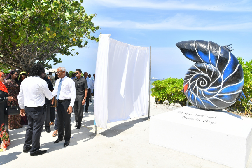ރައީސުލްޖުމްހޫރިއްޔާ ކ. މާފުށްޓަށް ޒިޔާރަތްކުރެއްވުން : މިދަތުރުފުޅުގައި އެމަނިކުފާނު ވަނީ ކ. މާފުށީ ކައުންސިލާއި އެރަށު މުޢައްސަސާތަކުގެ އިސް ވެރިންނާ ވެސް ބައްދަލުކުރައްވާފަ -- ޕޮޓޯ/ ރައީސް އޮފީސް