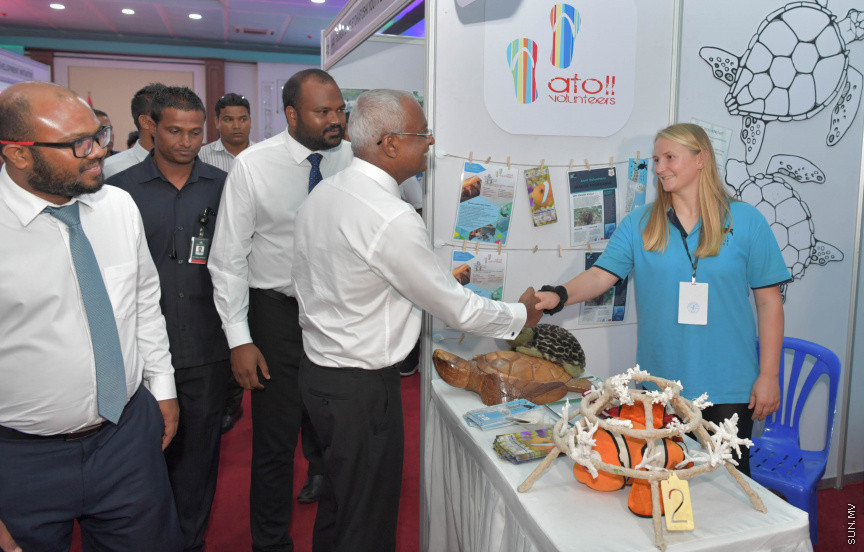 ހަވަލި ޖަމްޢިިއްޔާތަކުގެ ފެއާ އަށް ރައީސުލްޖުމްހޫރިއްޔާ ޒިޔާރަތް ކުރެއްވުން -- ޕޮޓޯ/ ރައީސް އޮފީސް