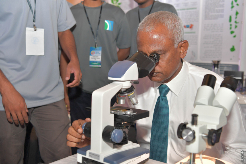 ހަވަލި ޖަމްޢިިއްޔާތަކުގެ ފެއާ އަށް ރައީސުލްޖުމްހޫރިއްޔާ ޒިޔާރަތް ކުރެއްވުން -- ޕޮޓޯ/ ރައީސް އޮފީސް