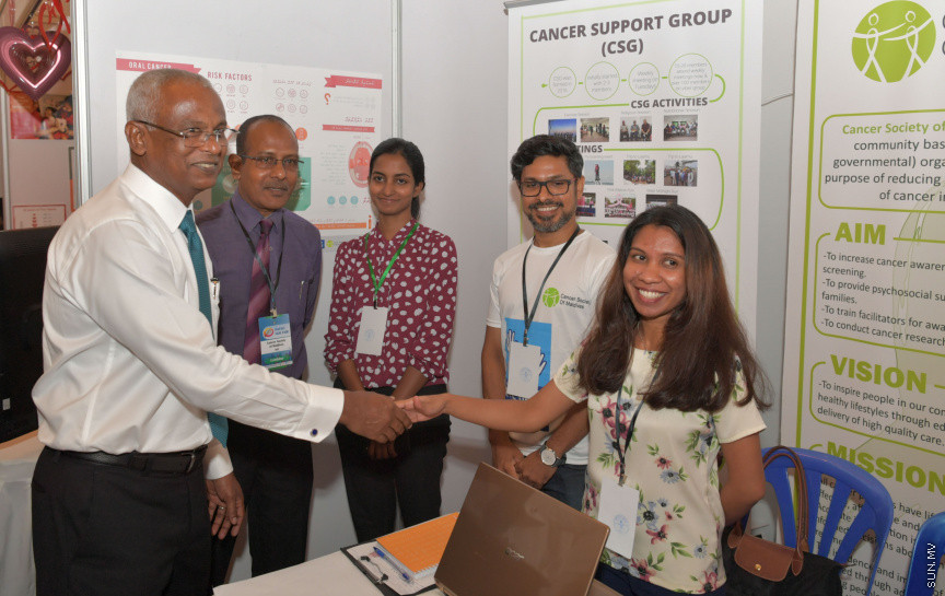 ހަވަލި ޖަމްޢިިއްޔާތަކުގެ ފެއާ އަށް ރައީސުލްޖުމްހޫރިއްޔާ ޒިޔާރަތް ކުރެއްވުން -- ޕޮޓޯ/ ރައީސް އޮފީސް