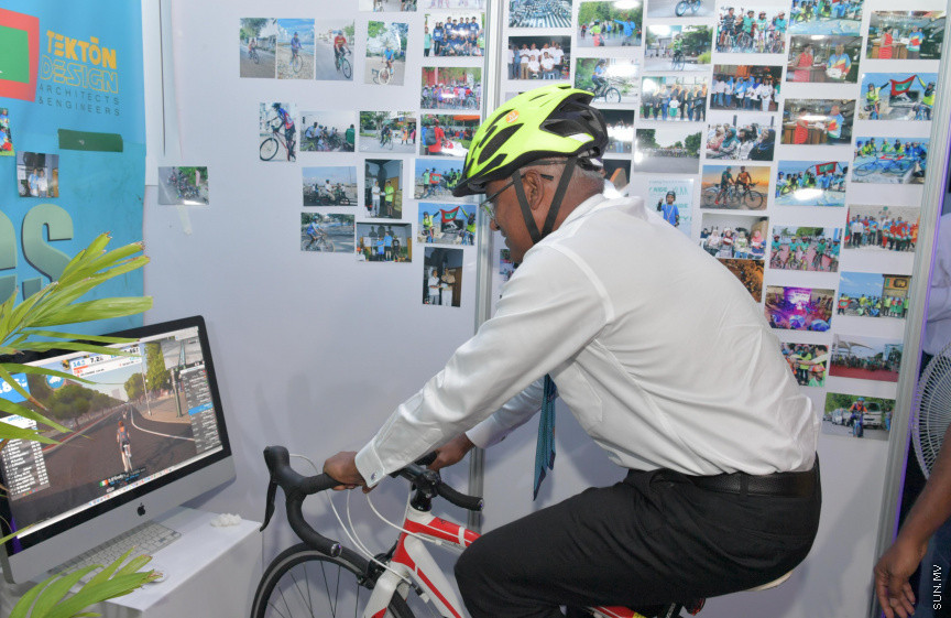 ހަވަލި ޖަމްޢިިއްޔާތަކުގެ ފެއާ އަށް ރައީސުލްޖުމްހޫރިއްޔާ ޒިޔާރަތް ކުރެއްވުން -- ޕޮޓޯ/ ރައީސް އޮފީސް