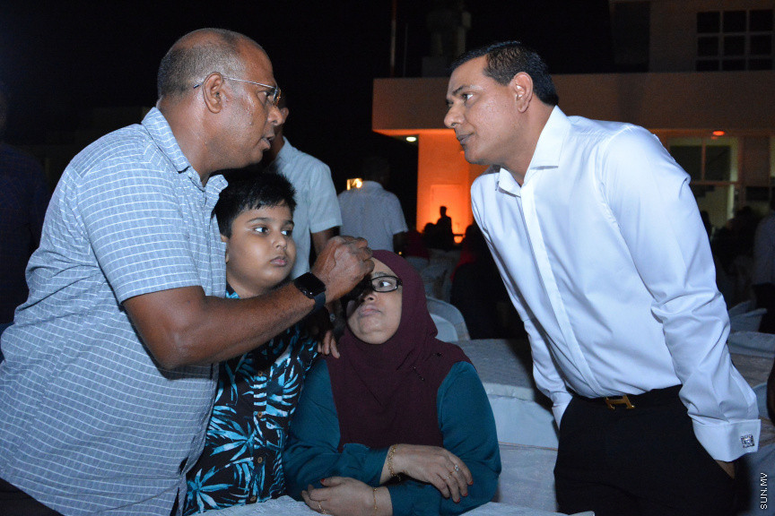 މާލޭގައި ދިރިއުޅޭ މީދޫ ދާއިރާގެ ރައްޔިތުންނާ އެމްޑީއޭގެ ލީޑަރު އަދި ރައްޔިތުން މަޖިލީހުގެ އެ ދާއިރާގެ މިހާރުގެ މެންބަރު އަހްމަދު ސިޔާމް މުހައްމަދު ބައްދަލުކުރެއްވުން -- ސަން ފޮޓޯ/ އަހުމަދު އަވްޝަން އިލްޔާސް