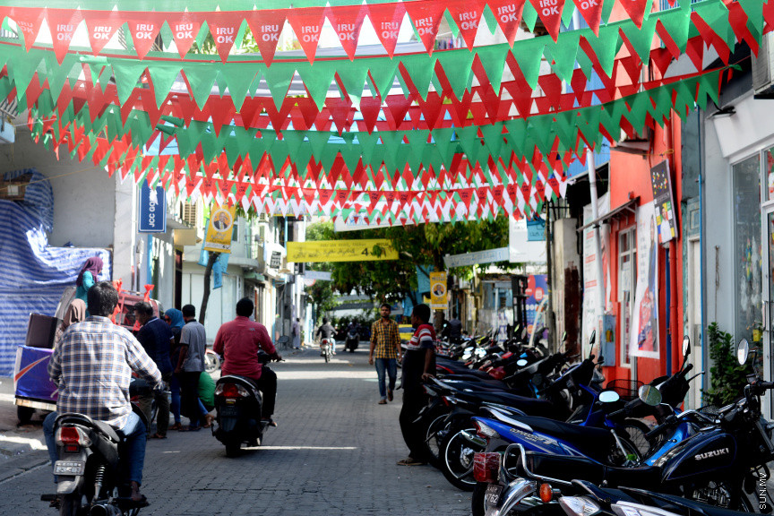 މާދަމާ ބާއްވާ ރައްޔިތުންގެ މަޖިލީހުގެ  އިންތިހާބުގެ ފޯރީގެ ތެރެއިން މާލެއާއި މުޅިރާއްޖޭގައި ކެންޕެއިންގެ ކުލަތައް -- ސަން ފޮޓޯ/ އަހުމަދު އަވްޝަން އިލްޔާސް