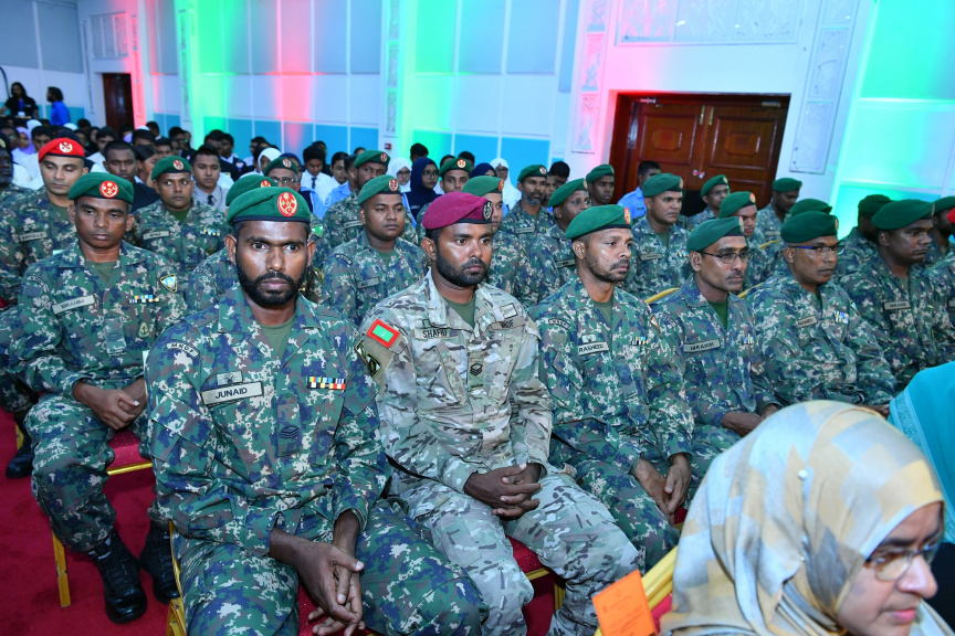 ޝަހީދުންގެ ދުވަހުގެ މުނާސަބަތުގައި ރޭ ބޭއްވި ރަސްމީ ޖަލްސާގެ ތެރެއިން: މިރަސް މިއްޔާތުގައި  ރައީސުލްޖުމްހޫރިއްޔާގެ ނައިބު ބައިވެރިވެ ވަޑައިގެންނެވި -- ފޮޓޯ / ރައީސް އޮފީސް