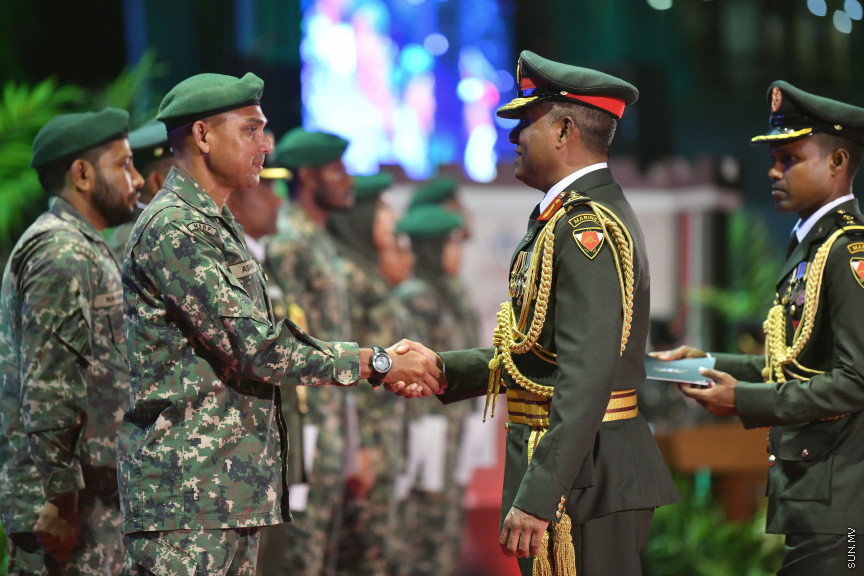 އޭޕްރީލް 24، 2019: ސިފައިންގެ 127ވަނަ އަހަރީ ދުވަހުގެ މުނާސަބަތުގައި ކަޅުތުއްކަލާކޮށީގައި ބޭއްވި ޚިދުމަތުގެ އަގުވަޒަންކުރުމުގެ ޚާއްޞަ ޖަލްސާގެ ތެރެއިން -- ސަން ފޮޓޯ/ ފަޔާޒު މޫސާ