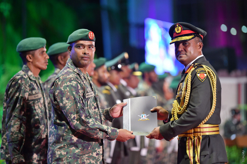 އޭޕްރީލް 24، 2019: ސިފައިންގެ 127ވަނަ އަހަރީ ދުވަހުގެ މުނާސަބަތުގައި ކަޅުތުއްކަލާކޮށީގައި ބޭއްވި ޚިދުމަތުގެ އަގުވަޒަންކުރުމުގެ ޚާއްޞަ ޖަލްސާގެ ތެރެއިން -- ސަން ފޮޓޯ/ ފަޔާޒު މޫސާ