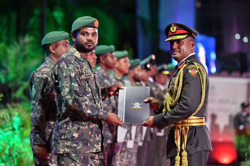 އޭޕްރީލް 24، 2019: ސިފައިންގެ 127ވަނަ އަހަރީ ދުވަހުގެ މުނާސަބަތުގައި ކަޅުތުއްކަލާކޮށީގައި ބޭއްވި ޚިދުމަތުގެ އަގުވަޒަންކުރުމުގެ ޚާއްޞަ ޖަލްސާގެ ތެރެއިން -- ސަން ފޮޓޯ/ ފަޔާޒު މޫސާ