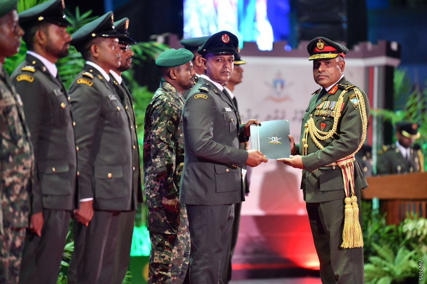 އޭޕްރީލް 24، 2019: ސިފައިންގެ 127ވަނަ އަހަރީ ދުވަހުގެ މުނާސަބަތުގައި ކަޅުތުއްކަލާކޮށީގައި ބޭއްވި ޚިދުމަތުގެ އަގުވަޒަންކުރުމުގެ ޚާއްޞަ ޖަލްސާގެ ތެރެއިން -- ސަން ފޮޓޯ/ ފަޔާޒު މޫސާ