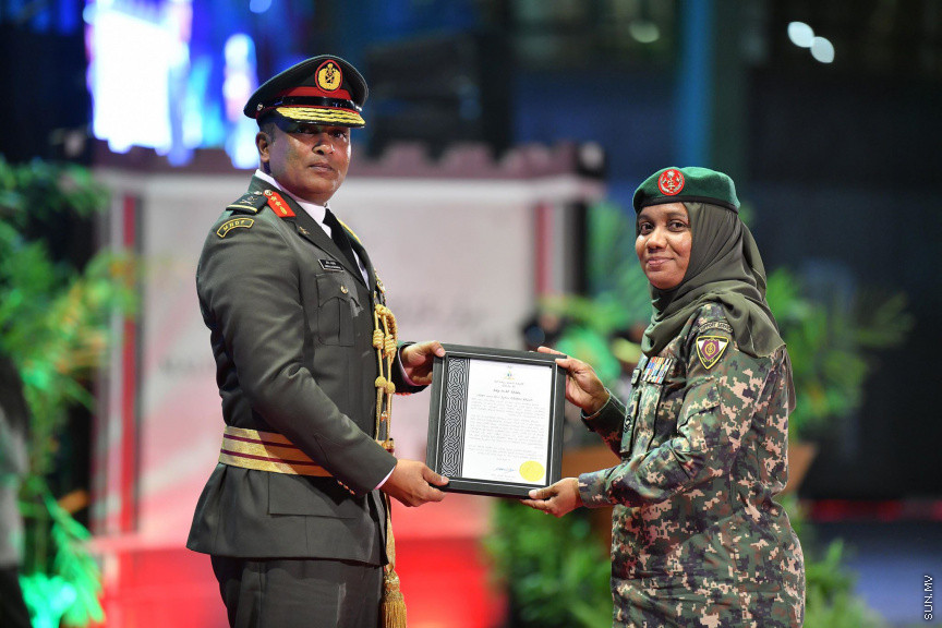 އޭޕްރީލް 24، 2019: ސިފައިންގެ 127ވަނަ އަހަރީ ދުވަހުގެ މުނާސަބަތުގައި ކަޅުތުއްކަލާކޮށީގައި ބޭއްވި ޚިދުމަތުގެ އަގުވަޒަންކުރުމުގެ ޚާއްޞަ ޖަލްސާގެ ތެރެއިން -- ސަން ފޮޓޯ/ ފަޔާޒު މޫސާ