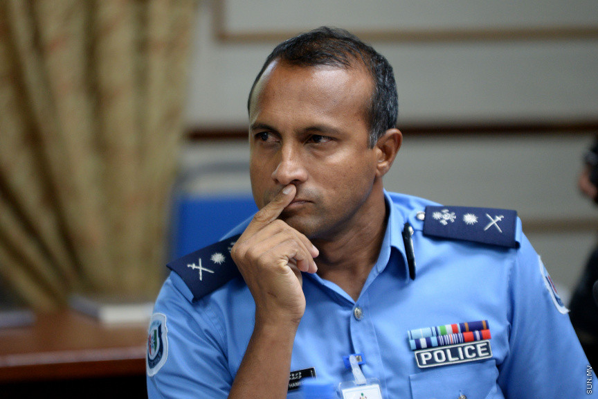 ޖޫން 12، 2019: ކުރީގެ ނައިބު ރައީސް އަހުމަދު އަދީބު ބޭސްފަރުވާ އަށް ރާއްޖޭން ބޭރަށް ވަޑައިގަތުމަށް ހުއްދަ ދިނުމާ ގުޅިގެން ސަރުކާރުގެ ކަމާ ބެހޭ އިދާރާތަކުގެ ވެރިން  މަޖިލީހުގެ ގައުމީ ސަލާމަތާއި ބެހޭ ކޮމިޓީ އަށް ހާޒިރުކުރުން -- ސަން ފޮޓޯ/ ފަޔާޒު މޫސާ