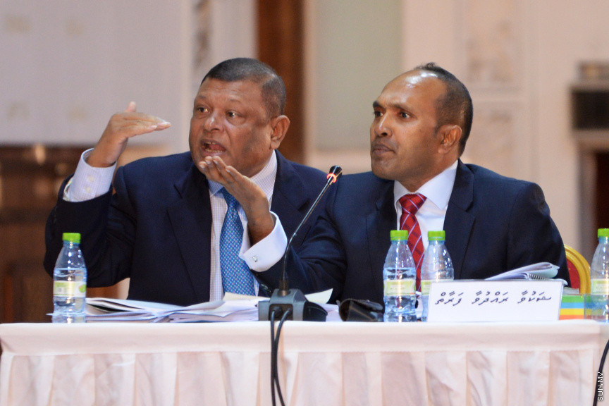 ޖޫން 20، 2019:  ޖޭއެސްސީ އިން ބަލަމުންދާ  ސުޕްރީމް ކޯޓުގެ ފަނޑިޔާރު އަބްދުﷲ ދީދީގެ މައްސަލަ އާންމުންނަށް ހުޅުވާލައިގެން ދަރުބާރުގޭގައި ކުރިއަށް ގެންދިޔަތަހުގީގު އަޑުއެހުުގެ ތެރެއިން -- ސަން ފޮޓޯ/ އަހުމަދު އަވްޝަން އިލްޔާސް