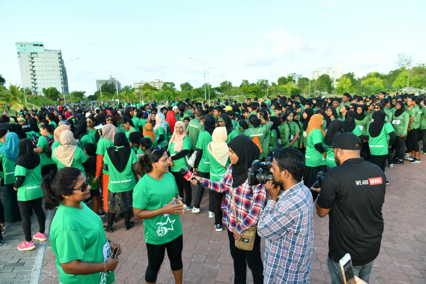 ޖުލައި 5، 2019: އަމީނިއްޔާ ސްކޫލުގެ 75ވަނަ އަހަރީ ދުވަހާގުޅުވައިގެން ކުރިއަށް ގެންދިޔަ ”އަމީނީ ޑައިމަންޑް ޖްބްލީ ރަން“ ގައި ރައީސުލްޖުމްހޫރިއްޔާގެ އަނބިކަނބަލުން، ފަޒްނާ އަޙްމަދު ބައިވެރިވެ ވަޑައިގަތުން -- ފޮޓޯ/ ރައީސް އޮފީސް