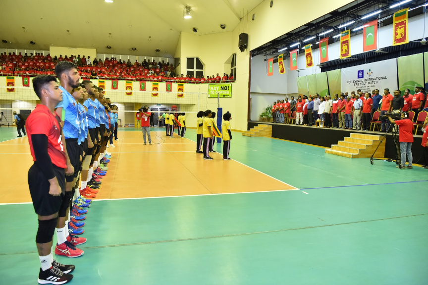 އޮގަސްޓް، 13، 2019: ރާއްޖެއާއި ލަންކާއާ ދެމެދު ކުޅެވުނު އެކުވެރިކަމުގެ ވޮލީބޯޅަ މެޗްގެ ތެރެއިން: މެޗު ބައްލަވާލެއްވުމަށް ރައީސް އިބްރާހިމް މުހައްމަދު ސޯލިހާ ޔޫތް މިނިސްޓަރު އަހްމަދު މަހްލޫފްގެ އިތުރުން އދ. ގެ ޒުވާނުންގެ މަންދޫބު ޖަޔާތުމާ ވެސް ވަޑައިގެންނެވި -- ފޮޓޯ/  ރައީސް އޮފީސް