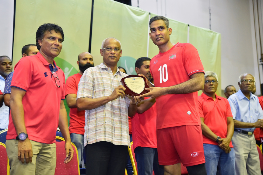 އޮގަސްޓް، 13، 2019: ރާއްޖެއާއި ލަންކާއާ ދެމެދު ކުޅެވުނު އެކުވެރިކަމުގެ ވޮލީބޯޅަ މެޗްގެ ތެރެއިން: މެޗު ބައްލަވާލެއްވުމަށް ރައީސް އިބްރާހިމް މުހައްމަދު ސޯލިހާ ޔޫތް މިނިސްޓަރު އަހްމަދު މަހްލޫފްގެ އިތުރުން އދ. ގެ ޒުވާނުންގެ މަންދޫބު ޖަޔާތުމާ ވެސް ވަޑައިގެންނެވި -- ފޮޓޯ/  ރައީސް އޮފީސް
