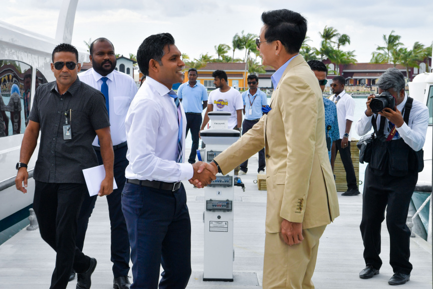 ރާއްޖޭގެ ތާރީހުގައި ހިންގާ ޓޫރިޒަމްގެ އެންމެ ބޮޑު މަޝްރޫއު ކަމަށްވާ ކްރޮސްރޯޑް މޯލްޑިވްސްގެ ފުރަތަމަ ފިޔަވަހި ނައިބުރައީސް ރަސްމީކޮށް ހުޅުވައި ދެއްވުން -- ފޮޓޯ/ ރައީސް އޮފީސް 