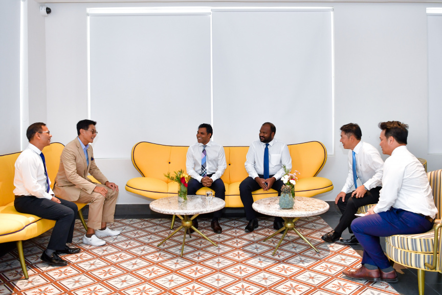 ރާއްޖޭގެ ތާރީހުގައި ހިންގާ ޓޫރިޒަމްގެ އެންމެ ބޮޑު މަޝްރޫއު ކަމަށްވާ ކްރޮސްރޯޑް މޯލްޑިވްސްގެ ފުރަތަމަ ފިޔަވަހި ނައިބުރައީސް ރަސްމީކޮށް ހުޅުވައި ދެއްވުން -- ފޮޓޯ/ ރައީސް އޮފީސް 