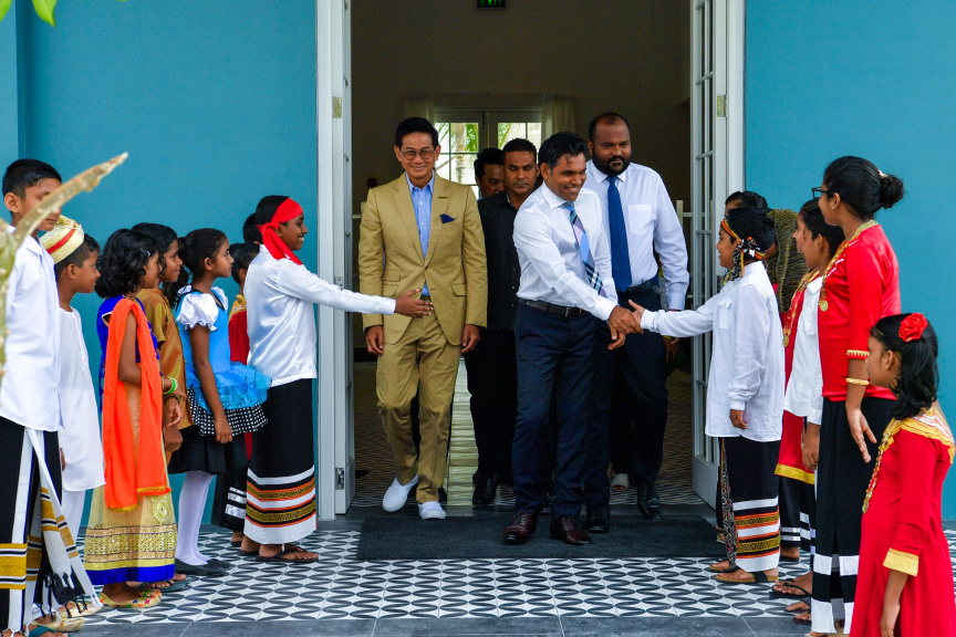 ރާއްޖޭގެ ތާރީހުގައި ހިންގާ ޓޫރިޒަމްގެ އެންމެ ބޮޑު މަޝްރޫއު ކަމަށްވާ ކްރޮސްރޯޑް މޯލްޑިވްސްގެ ފުރަތަމަ ފިޔަވަހި ނައިބުރައީސް ރަސްމީކޮށް ހުޅުވައި ދެއްވުން -- ފޮޓޯ/ ރައީސް އޮފީސް 