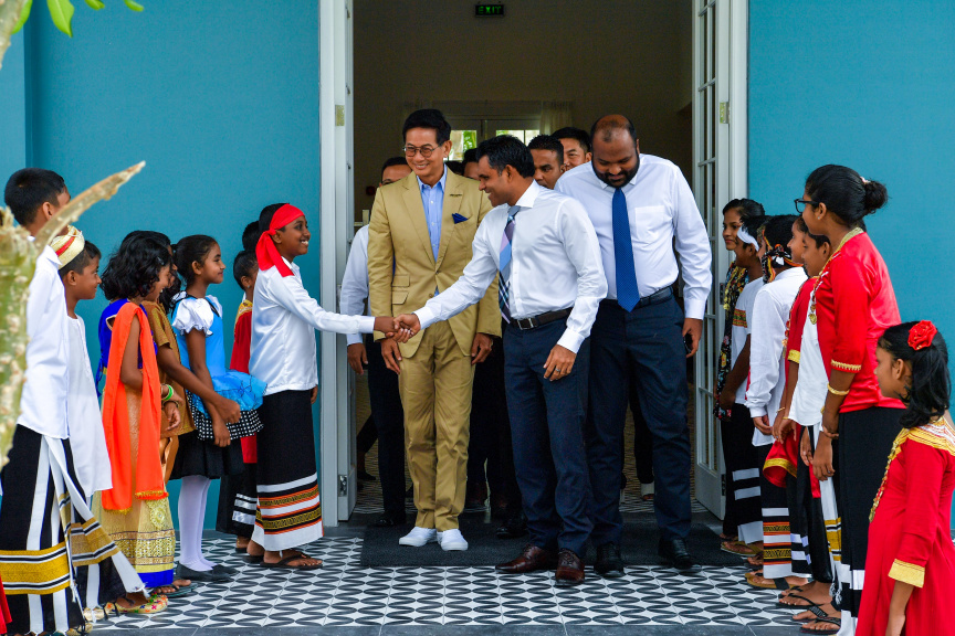 ރާއްޖޭގެ ތާރީހުގައި ހިންގާ ޓޫރިޒަމްގެ އެންމެ ބޮޑު މަޝްރޫއު ކަމަށްވާ ކްރޮސްރޯޑް މޯލްޑިވްސްގެ ފުރަތަމަ ފިޔަވަހި ނައިބުރައީސް ރަސްމީކޮށް ހުޅުވައި ދެއްވުން -- ފޮޓޯ/ ރައީސް އޮފީސް 