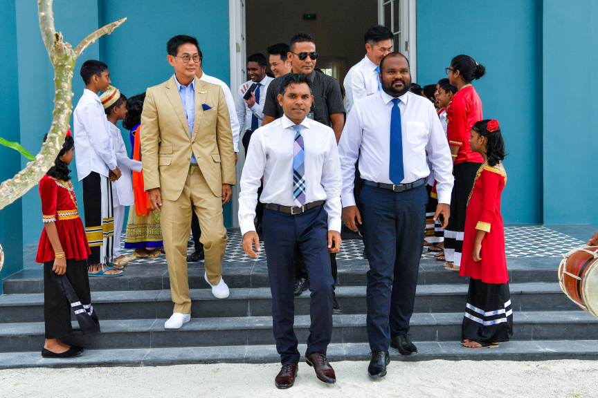 ރާއްޖޭގެ ތާރީހުގައި ހިންގާ ޓޫރިޒަމްގެ އެންމެ ބޮޑު މަޝްރޫއު ކަމަށްވާ ކްރޮސްރޯޑް މޯލްޑިވްސްގެ ފުރަތަމަ ފިޔަވަހި ނައިބުރައީސް ރަސްމީކޮށް ހުޅުވައި ދެއްވުން -- ފޮޓޯ/ ރައީސް އޮފީސް 