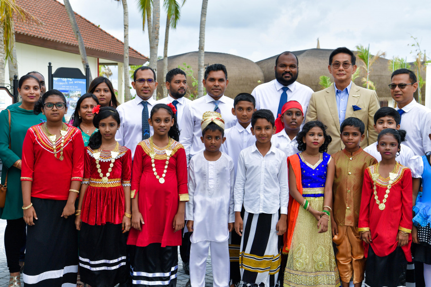 ރާއްޖޭގެ ތާރީހުގައި ހިންގާ ޓޫރިޒަމްގެ އެންމެ ބޮޑު މަޝްރޫއު ކަމަށްވާ ކްރޮސްރޯޑް މޯލްޑިވްސްގެ ފުރަތަމަ ފިޔަވަހި ނައިބުރައީސް ރަސްމީކޮށް ހުޅުވައި ދެއްވުން -- ފޮޓޯ/ ރައީސް އޮފީސް 