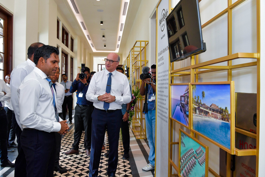 ރާއްޖޭގެ ތާރީހުގައި ހިންގާ ޓޫރިޒަމްގެ އެންމެ ބޮޑު މަޝްރޫއު ކަމަށްވާ ކްރޮސްރޯޑް މޯލްޑިވްސްގެ ފުރަތަމަ ފިޔަވަހި ނައިބުރައީސް ރަސްމީކޮށް ހުޅުވައި ދެއްވުން -- ފޮޓޯ/ ރައީސް އޮފީސް 