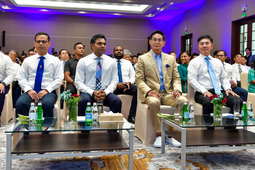 ރާއްޖޭގެ ތާރީހުގައި ހިންގާ ޓޫރިޒަމްގެ އެންމެ ބޮޑު މަޝްރޫއު ކަމަށްވާ ކްރޮސްރޯޑް މޯލްޑިވްސްގެ ފުރަތަމަ ފިޔަވަހި ނައިބުރައީސް ރަސްމީކޮށް ހުޅުވައި ދެއްވުން -- ފޮޓޯ/ ރައީސް އޮފީސް 