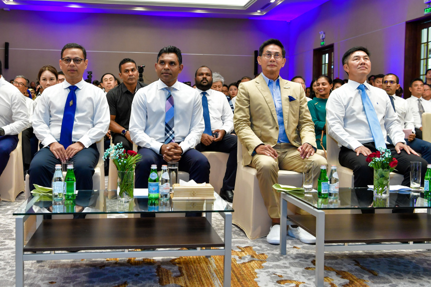 ރާއްޖޭގެ ތާރީހުގައި ހިންގާ ޓޫރިޒަމްގެ އެންމެ ބޮޑު މަޝްރޫއު ކަމަށްވާ ކްރޮސްރޯޑް މޯލްޑިވްސްގެ ފުރަތަމަ ފިޔަވަހި ނައިބުރައީސް ރަސްމީކޮށް ހުޅުވައި ދެއްވުން -- ފޮޓޯ/ ރައީސް އޮފީސް 