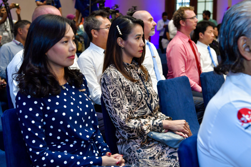 ރާއްޖޭގެ ތާރީހުގައި ހިންގާ ޓޫރިޒަމްގެ އެންމެ ބޮޑު މަޝްރޫއު ކަމަށްވާ ކްރޮސްރޯޑް މޯލްޑިވްސްގެ ފުރަތަމަ ފިޔަވަހި ނައިބުރައީސް ރަސްމީކޮށް ހުޅުވައި ދެއްވުން -- ފޮޓޯ/ ރައީސް އޮފީސް 