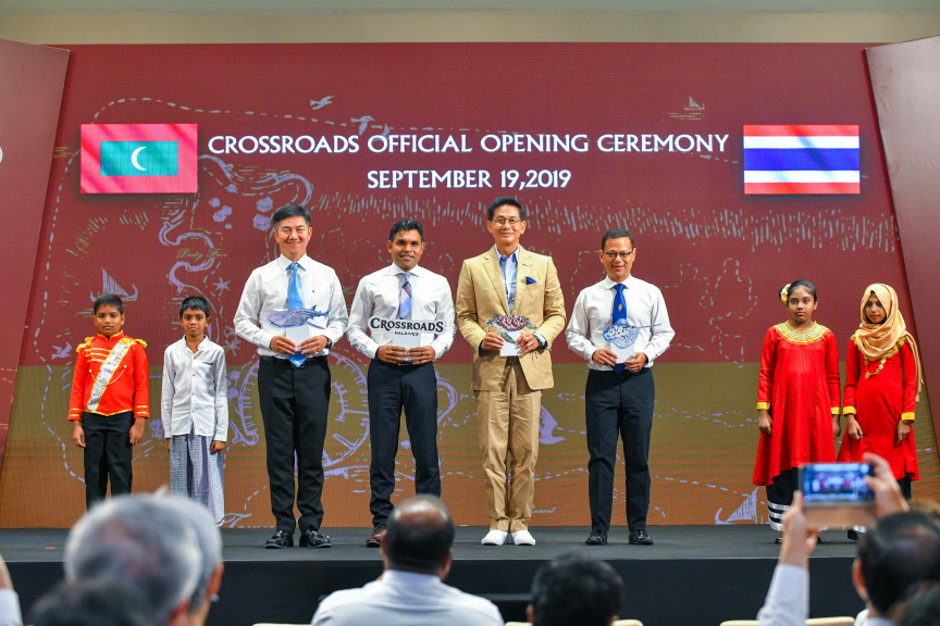 ރާއްޖޭގެ ތާރީހުގައި ހިންގާ ޓޫރިޒަމްގެ އެންމެ ބޮޑު މަޝްރޫއު ކަމަށްވާ ކްރޮސްރޯޑް މޯލްޑިވްސްގެ ފުރަތަމަ ފިޔަވަހި ނައިބުރައީސް ރަސްމީކޮށް ހުޅުވައި ދެއްވުން -- ފޮޓޯ/ ރައީސް އޮފީސް 