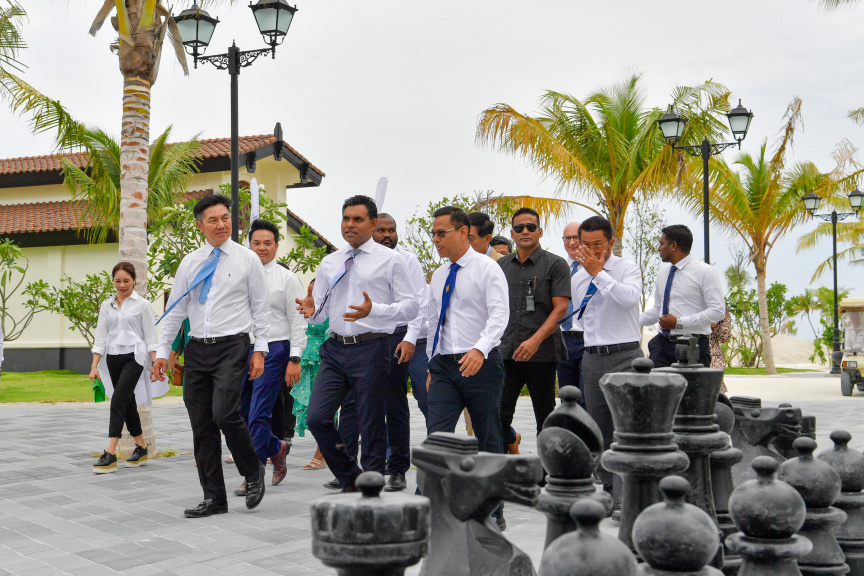 ރާއްޖޭގެ ތާރީހުގައި ހިންގާ ޓޫރިޒަމްގެ އެންމެ ބޮޑު މަޝްރޫއު ކަމަށްވާ ކްރޮސްރޯޑް މޯލްޑިވްސްގެ ފުރަތަމަ ފިޔަވަހި ނައިބުރައީސް ރަސްމީކޮށް ހުޅުވައި ދެއްވުން -- ފޮޓޯ/ ރައީސް އޮފީސް 