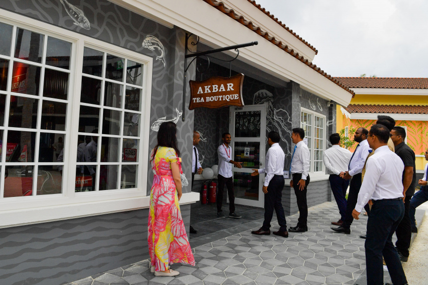 ރާއްޖޭގެ ތާރީހުގައި ހިންގާ ޓޫރިޒަމްގެ އެންމެ ބޮޑު މަޝްރޫއު ކަމަށްވާ ކްރޮސްރޯޑް މޯލްޑިވްސްގެ ފުރަތަމަ ފިޔަވަހި ނައިބުރައީސް ރަސްމީކޮށް ހުޅުވައި ދެއްވުން -- ފޮޓޯ/ ރައީސް އޮފީސް 