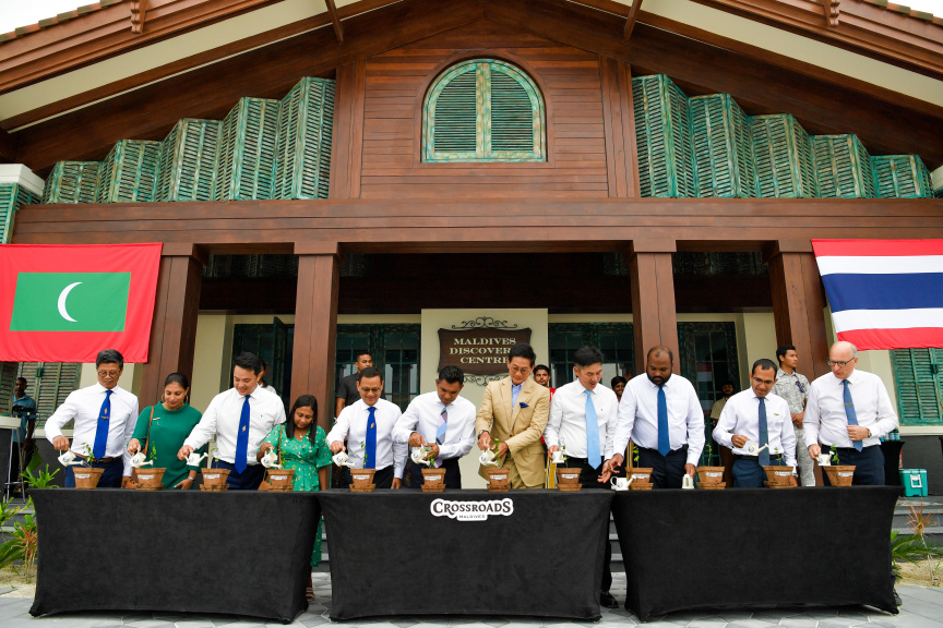 ރާއްޖޭގެ ތާރީހުގައި ހިންގާ ޓޫރިޒަމްގެ އެންމެ ބޮޑު މަޝްރޫއު ކަމަށްވާ ކްރޮސްރޯޑް މޯލްޑިވްސްގެ ފުރަތަމަ ފިޔަވަހި ނައިބުރައީސް ރަސްމީކޮށް ހުޅުވައި ދެއްވުން -- ފޮޓޯ/ ރައީސް އޮފީސް 