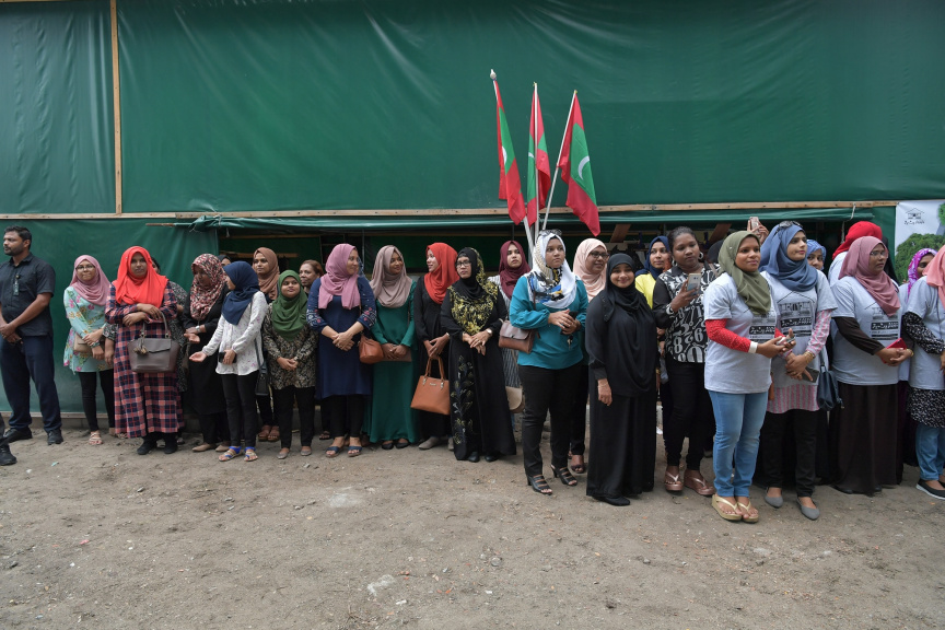 ކަޅުވަކަރު މިސްކިތް އަލުން ރާވާ ބެހެއްޓުމުގެ މަޝްރޫ ރައީސް އިފްތިތާހު ކޮށްދެއްވުން -- ފޮޓޯ/ ރައީސް އޮފީސް