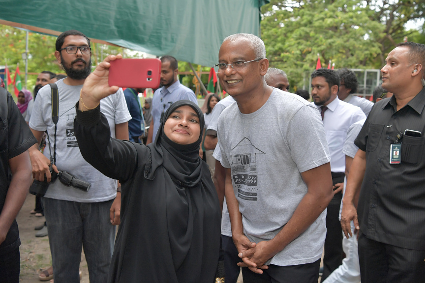 ކަޅުވަކަރު މިސްކިތް އަލުން ރާވާ ބެހެއްޓުމުގެ މަޝްރޫ ރައީސް އިފްތިތާހު ކޮށްދެއްވުން -- ފޮޓޯ/ ރައީސް އޮފީސް