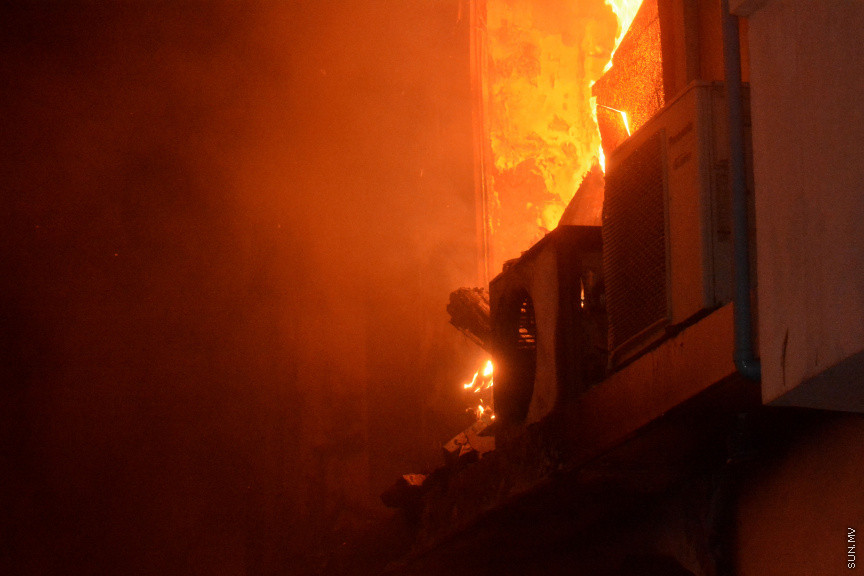 މާލޭގައި ހިނގި ބިޔަ އަލިފާނުގެ ހާދިސާ: މި ހާދިސާގައި ހަތް ގެޔެއްގައި އަލިފާން ހިފި އިރު އެކެއްގެ ފުރާނަ ވެސް ވަނީ ގެއްލިފަ --- ސަން ފޮޓޯ/ އަހުމަދު އަވްޝަން އިލްޔާސް