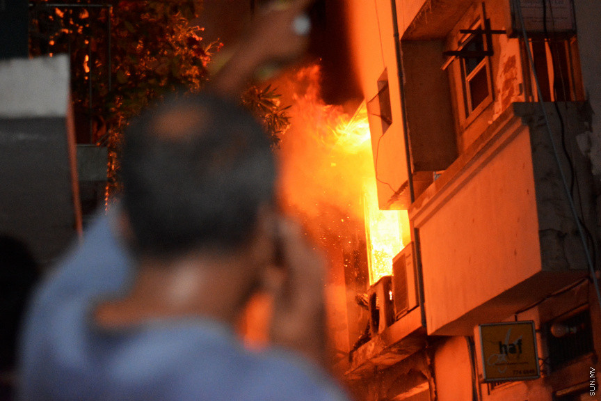 މާލޭގައި ހިނގި ބިޔަ އަލިފާނުގެ ހާދިސާ: މި ހާދިސާގައި ހަތް ގެޔެއްގައި އަލިފާން ހިފި އިރު އެކެއްގެ ފުރާނަ ވެސް ވަނީ ގެއްލިފަ --- ސަން ފޮޓޯ/ އަހުމަދު އަވްޝަން އިލްޔާސް