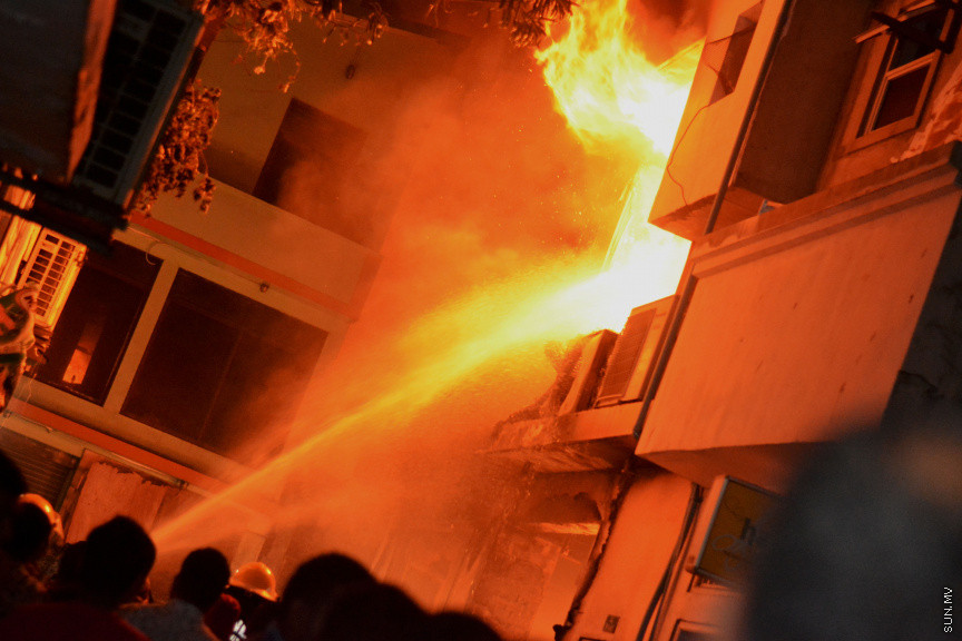 މާލޭގައި ހިނގި ބިޔަ އަލިފާނުގެ ހާދިސާ: މި ހާދިސާގައި ހަތް ގެޔެއްގައި އަލިފާން ހިފި އިރު އެކެއްގެ ފުރާނަ ވެސް ވަނީ ގެއްލިފަ --- ސަން ފޮޓޯ/ އަހުމަދު އަވްޝަން އިލްޔާސް