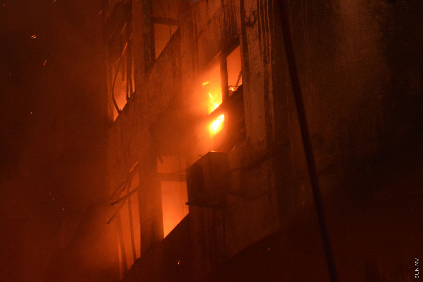 މާލޭގައި ހިނގި ބިޔަ އަލިފާނުގެ ހާދިސާ: މި ހާދިސާގައި ހަތް ގެޔެއްގައި އަލިފާން ހިފި އިރު އެކެއްގެ ފުރާނަ ވެސް ވަނީ ގެއްލިފަ --- ސަން ފޮޓޯ/ އަހުމަދު އަވްޝަން އިލްޔާސް