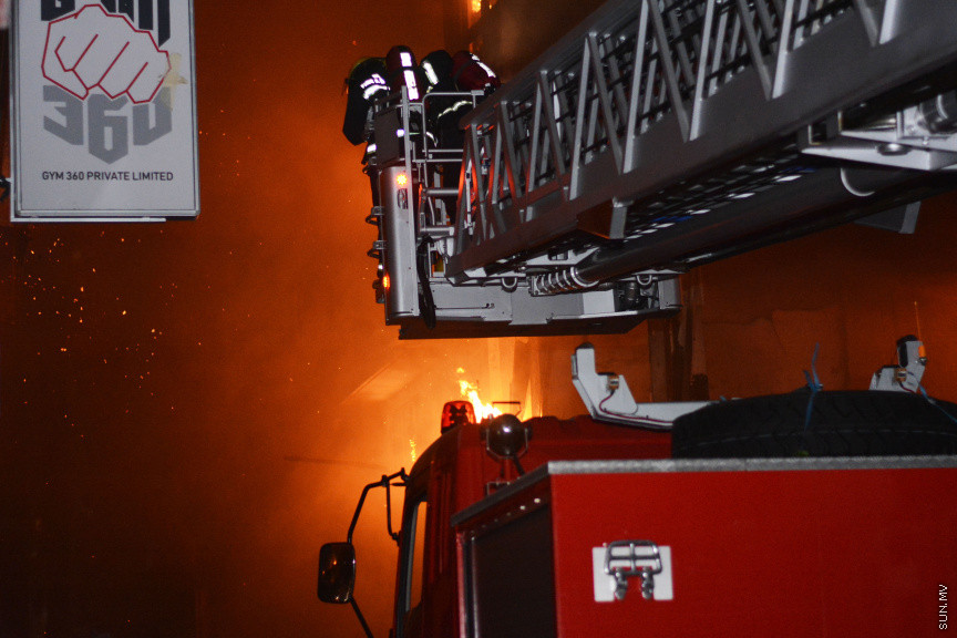 މާލޭގައި ހިނގި ބިޔަ އަލިފާނުގެ ހާދިސާ: މި ހާދިސާގައި ހަތް ގެޔެއްގައި އަލިފާން ހިފި އިރު އެކެއްގެ ފުރާނަ ވެސް ވަނީ ގެއްލިފަ --- ސަން ފޮޓޯ/ އަހުމަދު އަވްޝަން އިލްޔާސް