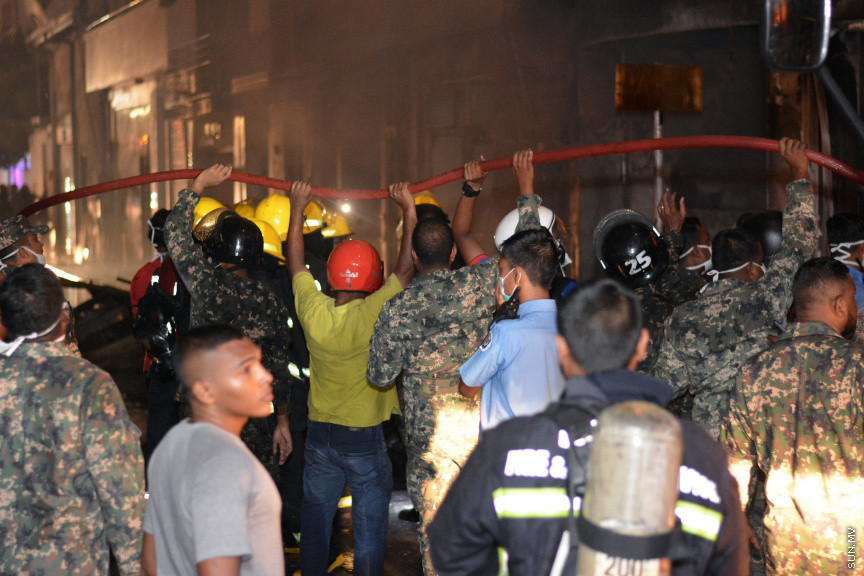 މާލޭގައި ހިނގި ބިޔަ އަލިފާނުގެ ހާދިސާ: މި ހާދިސާގައި ހަތް ގެޔެއްގައި އަލިފާން ހިފި އިރު އެކެއްގެ ފުރާނަ ވެސް ވަނީ ގެއްލިފަ --- ސަން ފޮޓޯ/ އަހުމަދު އަވްޝަން އިލްޔާސް