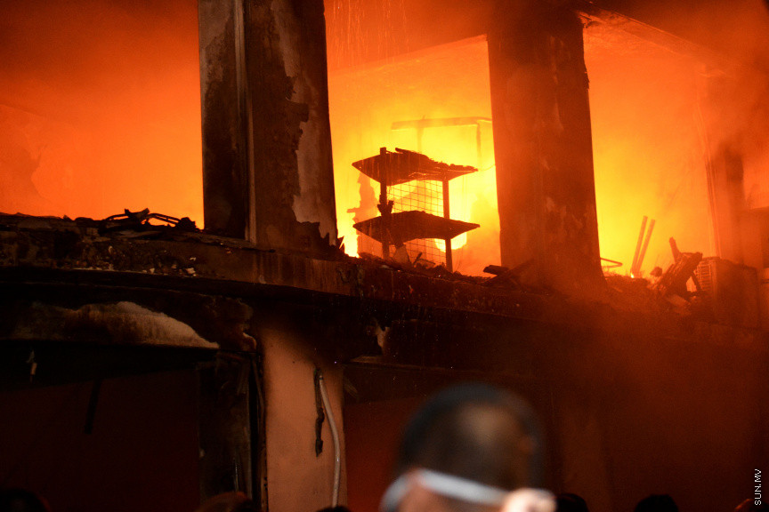 މާލޭގައި ހިނގި ބިޔަ އަލިފާނުގެ ހާދިސާ: މި ހާދިސާގައި ހަތް ގެޔެއްގައި އަލިފާން ހިފި އިރު އެކެއްގެ ފުރާނަ ވެސް ވަނީ ގެއްލިފަ --- ސަން ފޮޓޯ/ އަހުމަދު އަވްޝަން އިލްޔާސް