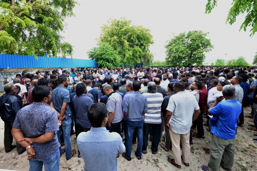 21 ސެޕްޓެމްބަރ 2019: ރޭ މާލޭގައި ހިނގި އަލިފާނުގެ ހާދިސާގައި ނިޔާވެފައިވާ ތ. ބުރުނީ ފެންފިޔާޒުގެ އައިޝަތު ޝައުނާގެ ޖަނާޒާ -- ސަން ފޮޓޯ/ އަހުމަދު އަވްޝަން އިލްޔުާސް