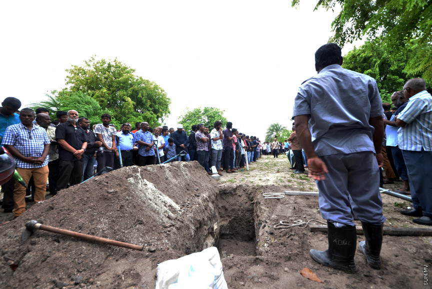 21 ސެޕްޓެމްބަރ 2019: ރޭ މާލޭގައި ހިނގި އަލިފާނުގެ ހާދިސާގައި ނިޔާވެފައިވާ ތ. ބުރުނީ ފެންފިޔާޒުގެ އައިޝަތު ޝައުނާގެ ޖަނާޒާ -- ސަން ފޮޓޯ/ އަހުމަދު އަވްޝަން އިލްޔުާސް