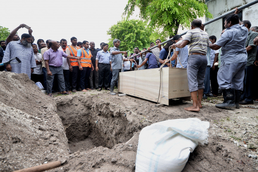 21 ސެޕްޓެމްބަރ 2019: ރޭ މާލޭގައި ހިނގި އަލިފާނުގެ ހާދިސާގައި ނިޔާވެފައިވާ ތ. ބުރުނީ ފެންފިޔާޒުގެ އައިޝަތު ޝައުނާގެ ޖަނާޒާ -- ސަން ފޮޓޯ/ އަހުމަދު އަވްޝަން އިލްޔުާސް