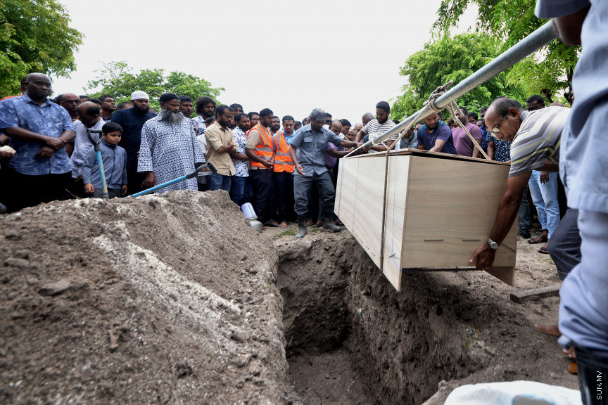 21 ސެޕްޓެމްބަރ 2019: ރޭ މާލޭގައި ހިނގި އަލިފާނުގެ ހާދިސާގައި ނިޔާވެފައިވާ ތ. ބުރުނީ ފެންފިޔާޒުގެ އައިޝަތު ޝައުނާގެ ޖަނާޒާ -- ސަން ފޮޓޯ/ އަހުމަދު އަވްޝަން އިލްޔުާސް