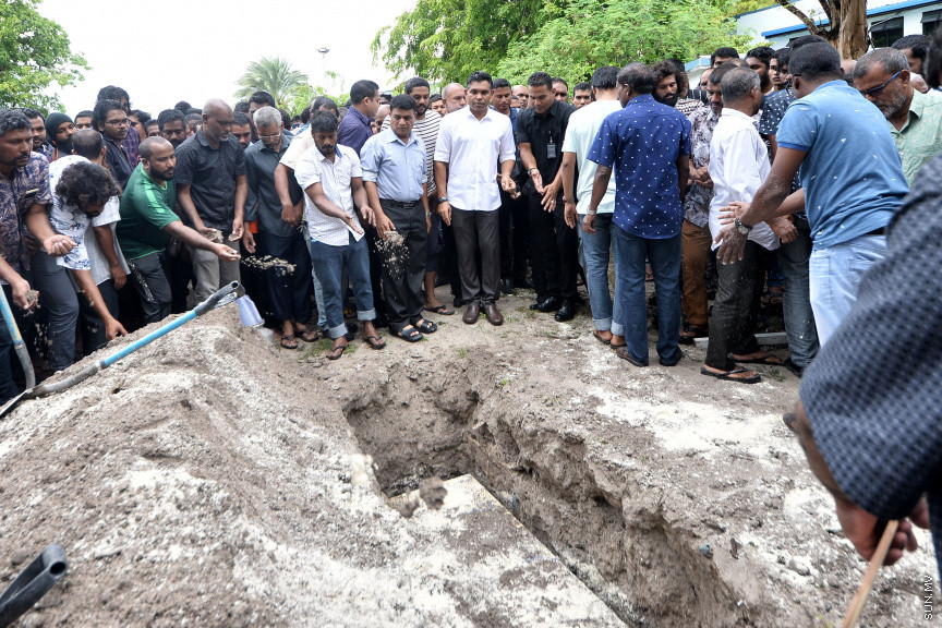 21 ސެޕްޓެމްބަރ 2019: ރޭ މާލޭގައި ހިނގި އަލިފާނުގެ ހާދިސާގައި ނިޔާވެފައިވާ ތ. ބުރުނީ ފެންފިޔާޒުގެ އައިޝަތު ޝައުނާގެ ޖަނާޒާ -- ސަން ފޮޓޯ/ އަހުމަދު އަވްޝަން އިލްޔުާސް