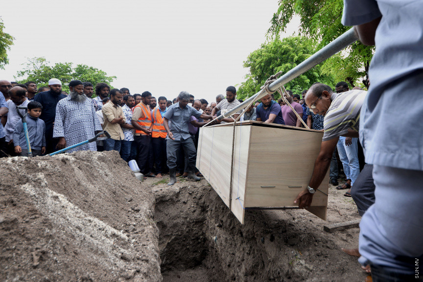 21 ސެޕްޓެމްބަރ 2019: ރޭ މާލޭގައި ހިނގި އަލިފާނުގެ ހާދިސާގައި ނިޔާވެފައިވާ ތ. ބުރުނީ ފެންފިޔާޒުގެ އައިޝަތު ޝައުނާގެ ޖަނާޒާ -- ސަން ފޮޓޯ/ އަހުމަދު އަވްޝަން އިލްޔުާސް