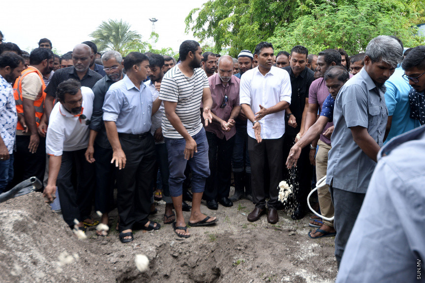 21 ސެޕްޓެމްބަރ 2019: ރޭ މާލޭގައި ހިނގި އަލިފާނުގެ ހާދިސާގައި ނިޔާވެފައިވާ ތ. ބުރުނީ ފެންފިޔާޒުގެ އައިޝަތު ޝައުނާގެ ޖަނާޒާ -- ސަން ފޮޓޯ/ އަހުމަދު އަވްޝަން އިލްޔުާސް