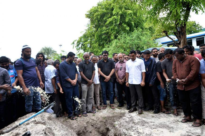 21 ސެޕްޓެމްބަރ 2019: ރޭ މާލޭގައި ހިނގި އަލިފާނުގެ ހާދިސާގައި ނިޔާވެފައިވާ ތ. ބުރުނީ ފެންފިޔާޒުގެ އައިޝަތު ޝައުނާގެ ޖަނާޒާ -- ސަން ފޮޓޯ/ އަހުމަދު އަވްޝަން އިލްޔުާސް